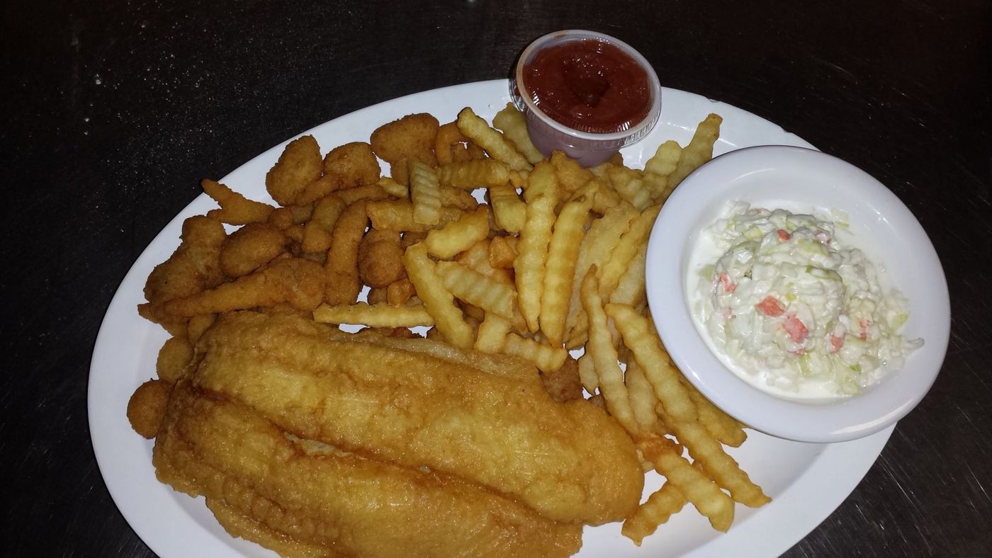 Fish basket with fries and slaw